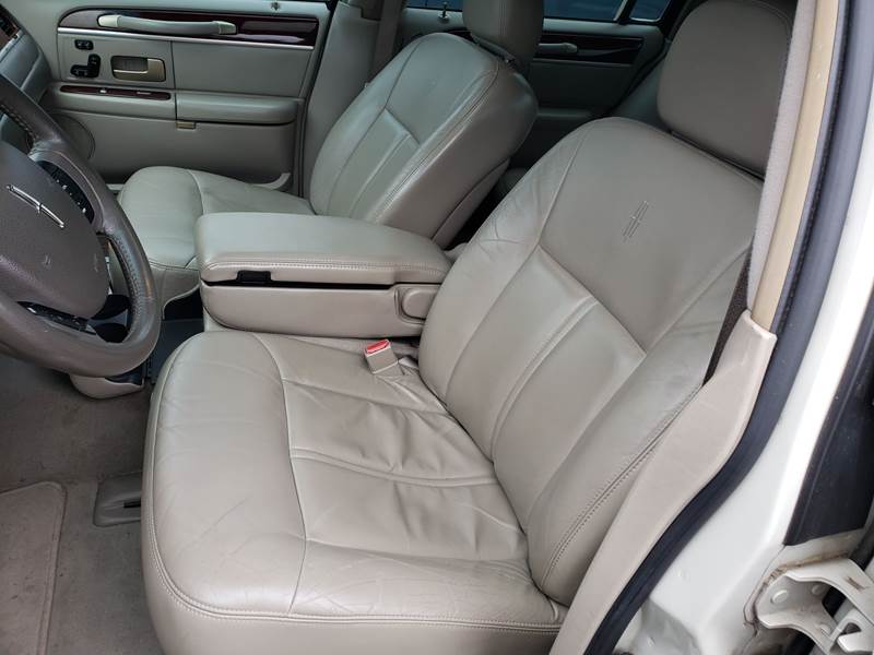 2005 Lincoln Town Car Signature Limited (image 8)