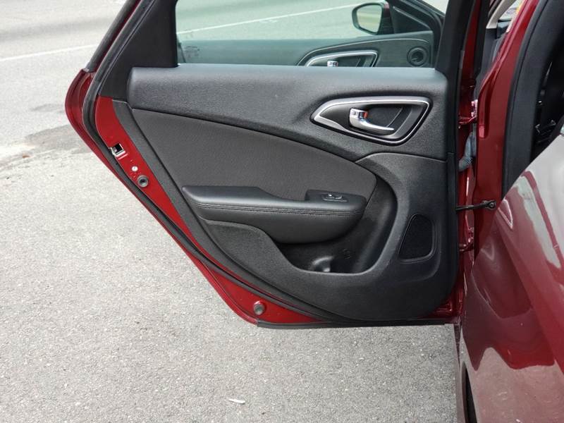 2015 Chrysler 200 Limited (image 19)