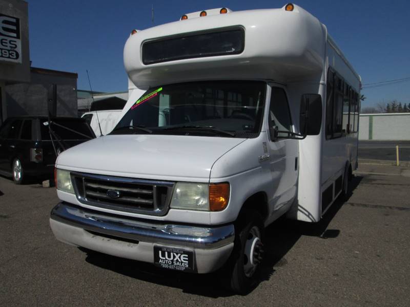 2006 Ford E-Series Chassis E-450 SD (image 3)