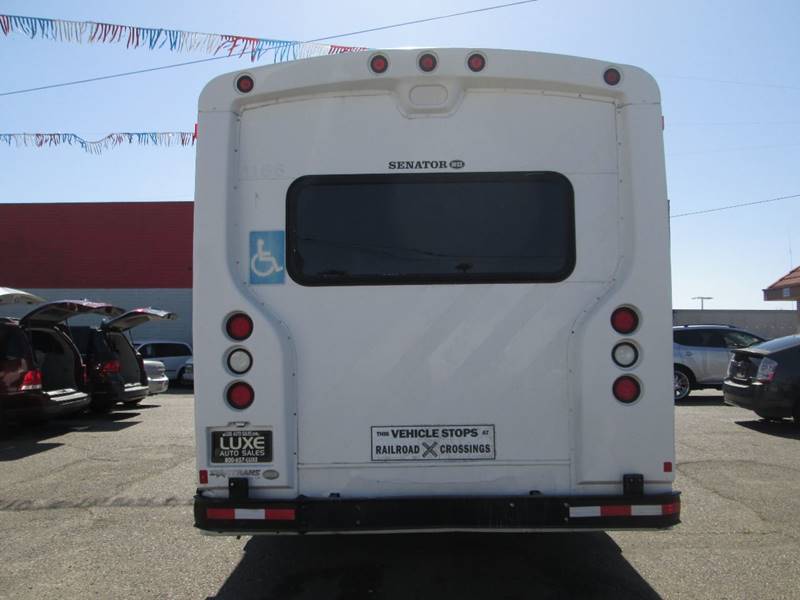 2006 Ford E-Series Chassis E-450 SD (image 9)