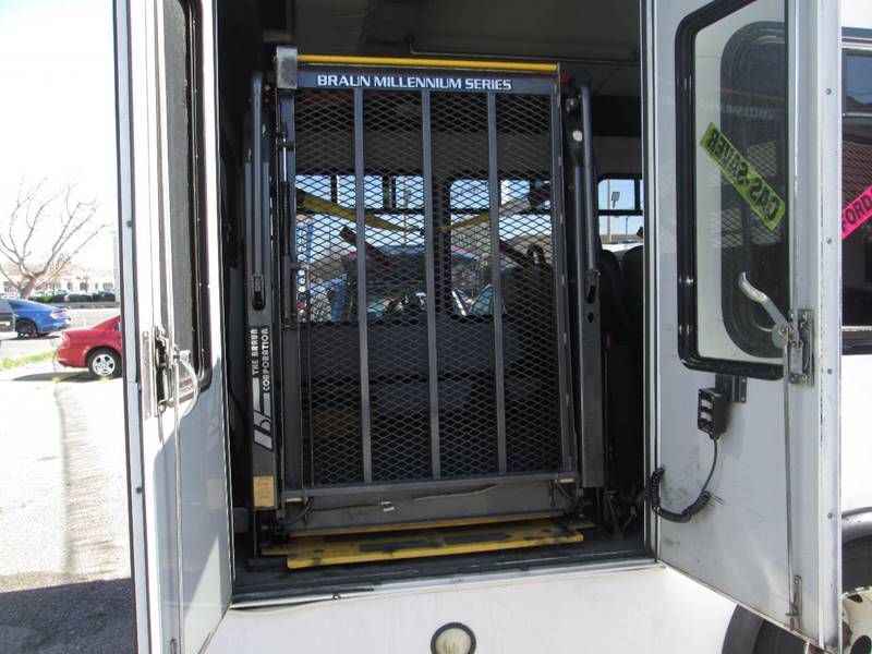 2006 Ford E-Series Chassis E-450 SD (image 11)