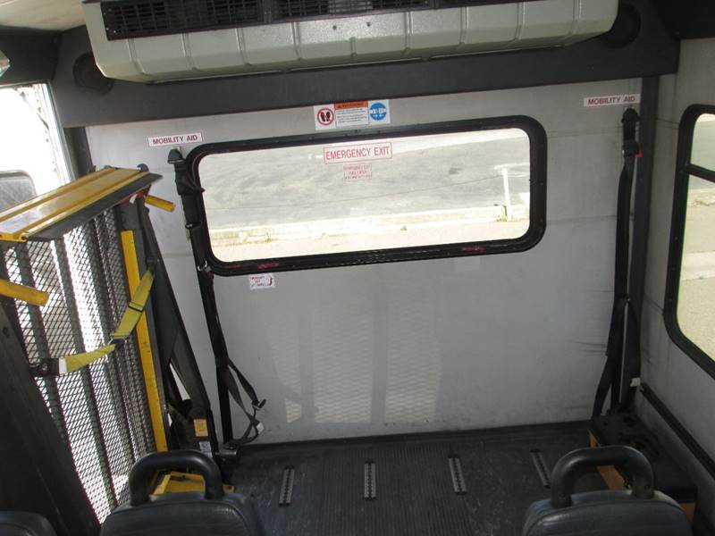 2006 Ford E-Series Chassis E-450 SD (image 12)