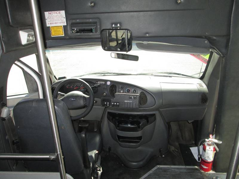 2006 Ford E-Series Chassis E-450 SD (image 13)