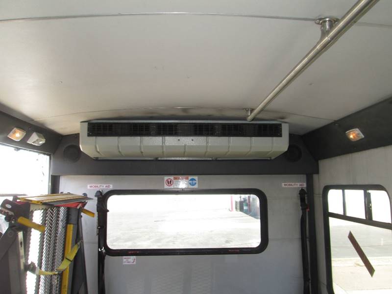 2006 Ford E-Series Chassis E-450 SD (image 16)