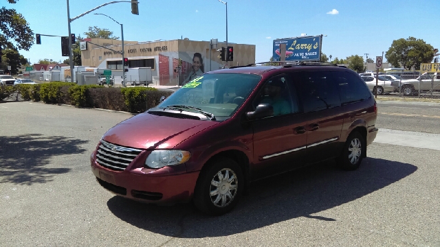 2007 Chrysler Town and Country for sale at Larry's Auto Sales Inc. in Fresno CA