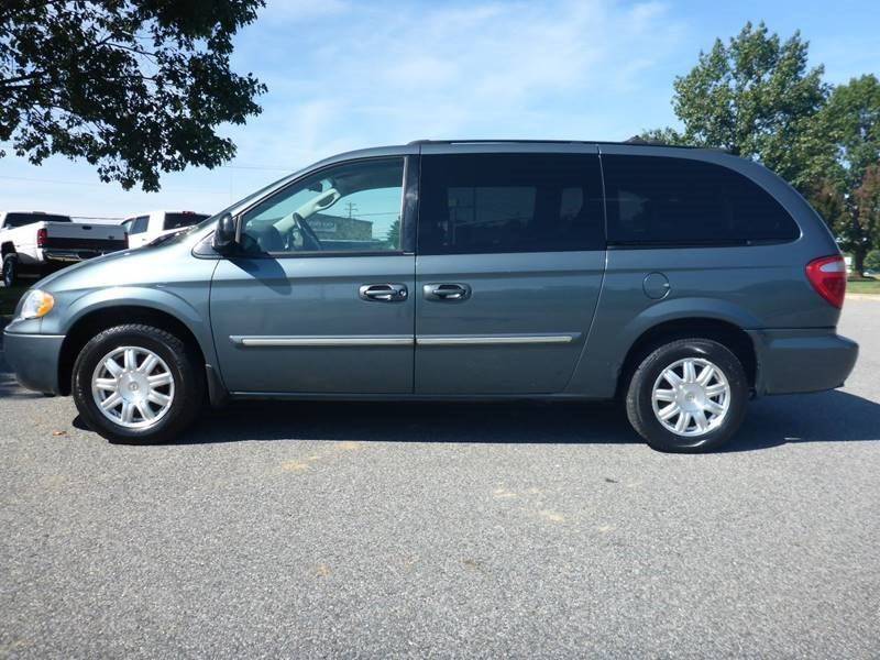 2005 Chrysler Town and Country for sale at Platinum Auto World in Fredericksburg VA