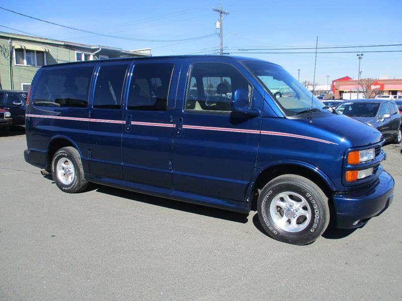 2002 Chevrolet Express Passenger 1500 LT (image 2)