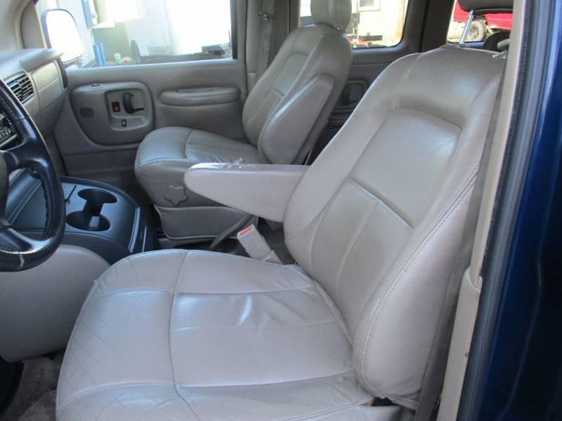 2002 Chevrolet Express Passenger 1500 LT (image 10)
