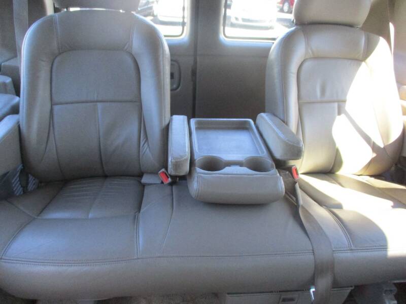 2002 Chevrolet Express Passenger 1500 LT (image 19)