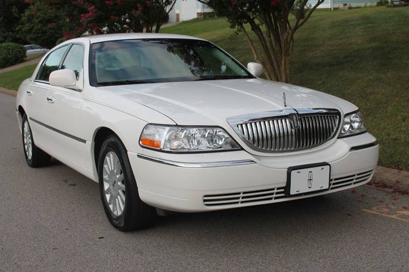 2005 Lincoln Town Car for sale at KEEN AUTOMOTIVE in Clarksville TN