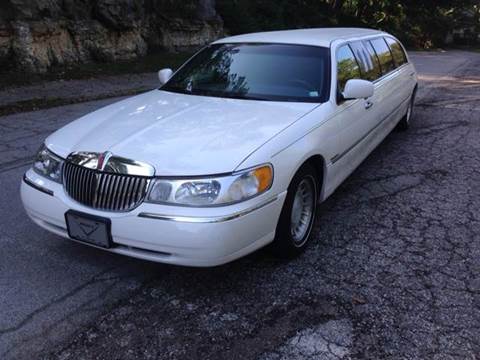 2001 Lincoln Town Car for sale at Bogie's Motors in Saint Louis MO