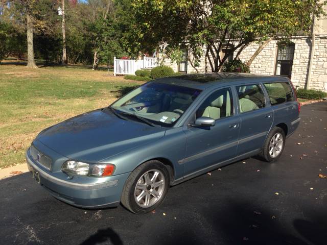 2004 Volvo V70 for sale at Bogie's Motors in Saint Louis MO