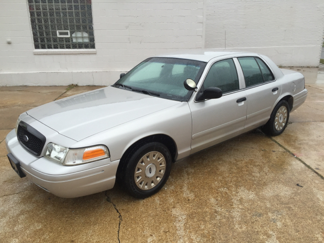 2005 Ford Crown Victoria for sale at Bogie's Motors in Saint Louis MO