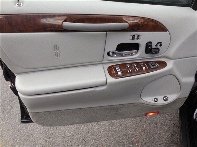 2002 Lincoln Town Car Signature