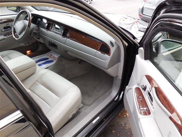 2002 Lincoln Town Car Signature