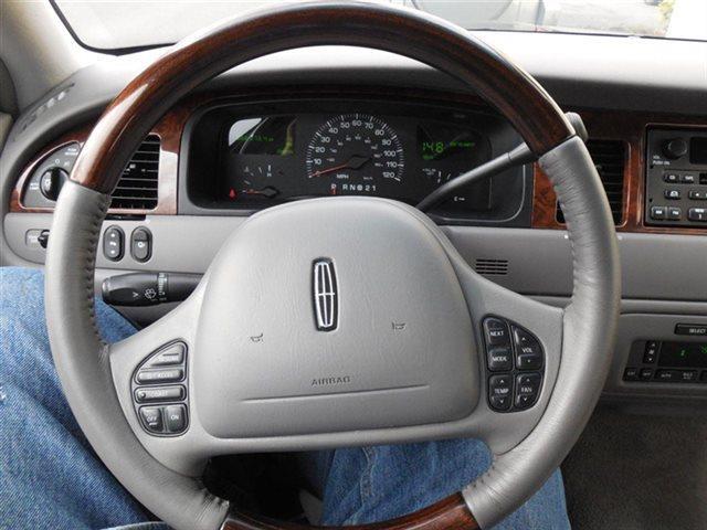 2002 Lincoln Town Car Signature
