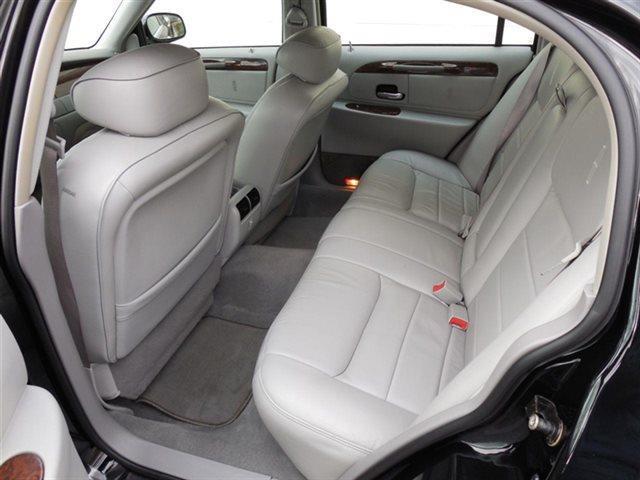 2002 Lincoln Town Car Signature