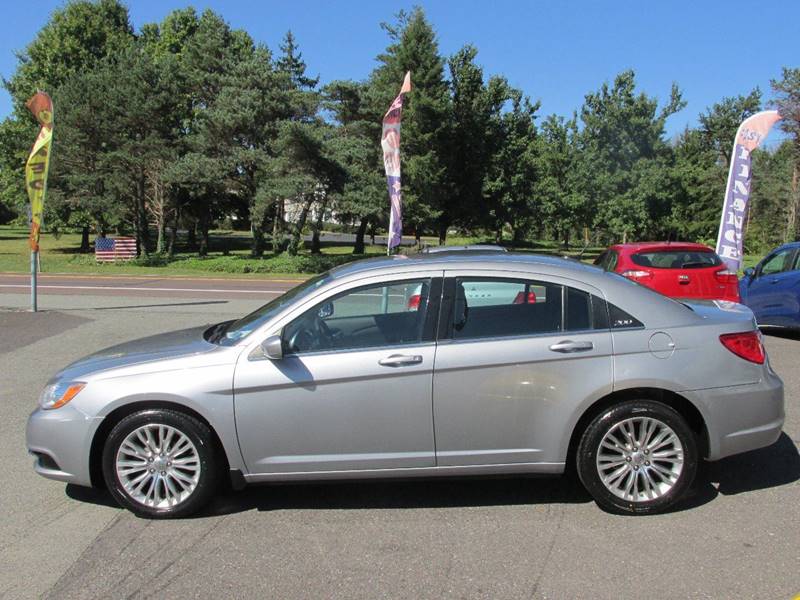 2013 Chrysler 200 for sale at GEG Automotive in Gilbertsville PA