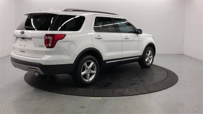2017 Ford Explorer XLT (image 8)