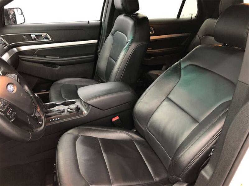 2017 Ford Explorer XLT (image 13)