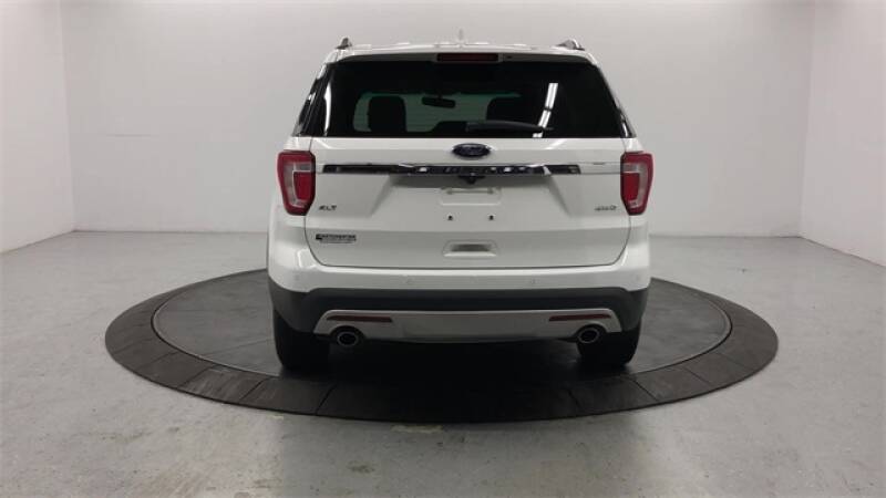 2017 Ford Explorer XLT (image 7)