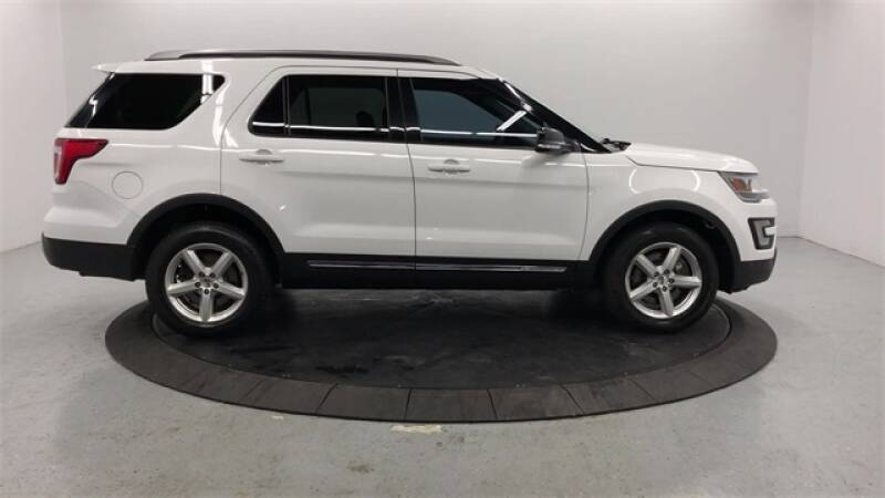 2017 Ford Explorer XLT (image 9)