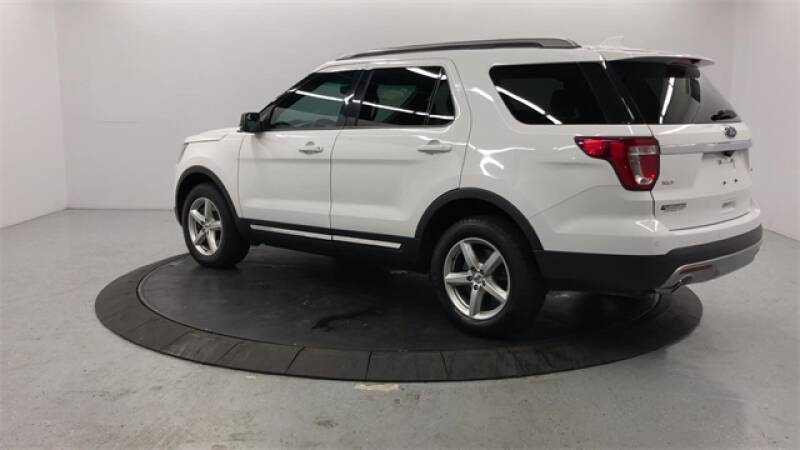 2017 Ford Explorer XLT (image 6)
