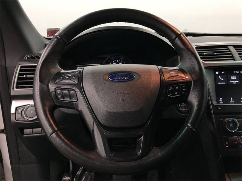 2017 Ford Explorer XLT (image 14)