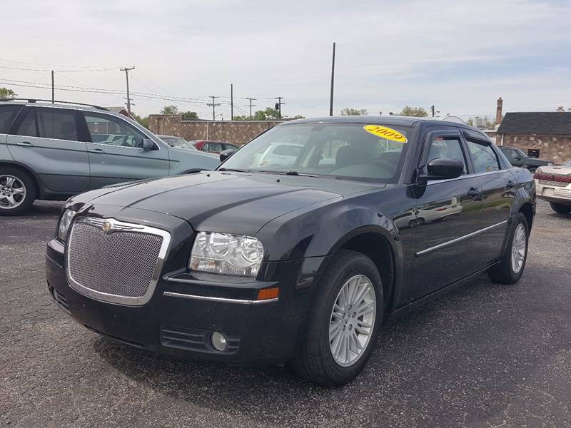 2009 Chrysler 300 for sale at Global Auto Sales in Hazel Park MI