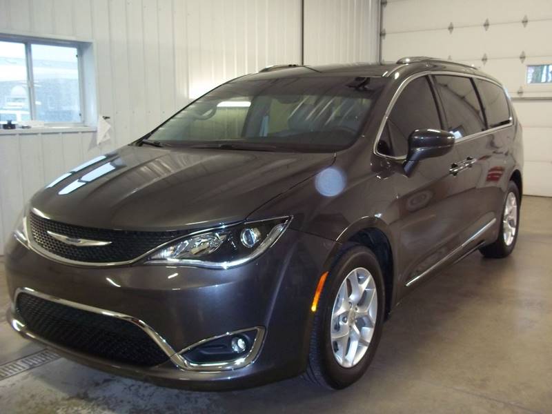 2017 Chrysler Pacifica for sale at Robin's Truck Sales in Gifford IL