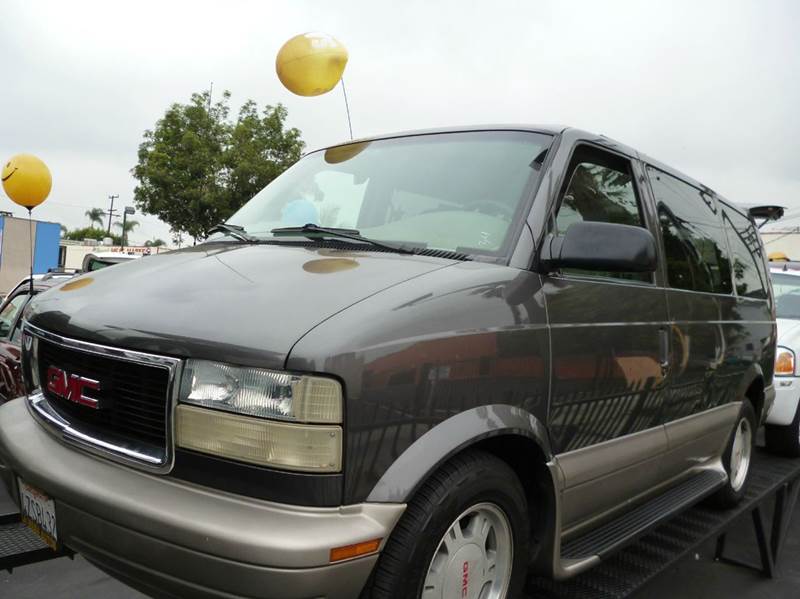 2003 GMC Safari for sale at La Mesa Auto Sales in Huntington Park CA