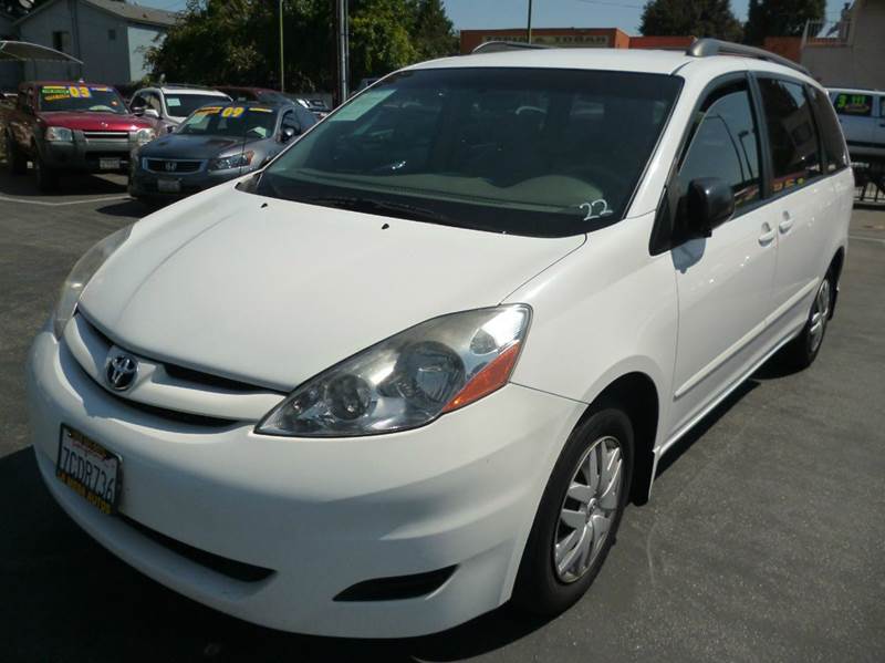2008 Toyota Sienna for sale at La Mesa Auto Sales in Huntington Park CA