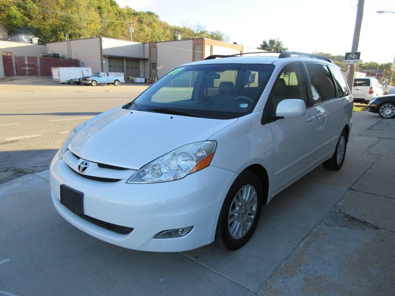 2007 Toyota Sienna for sale at Ideal Auto in Kansas City KS