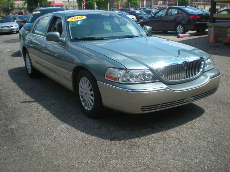 2005 Lincoln Town Car for sale at Automotive Group LLC in Detroit MI