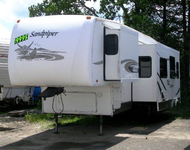 2005 Sandpiper 5th Wheel 325bhd Triple Bunk Bedroom In