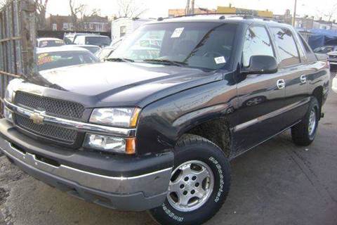 2004 Chevrolet Avalanche for sale at WEST END AUTO INC in Chicago IL