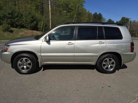 2005 Toyota Highlander for sale at MICHAEL MOTORS in Farmington ME