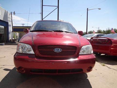2005 Kia Sedona for sale at Modern Auto in Denver CO