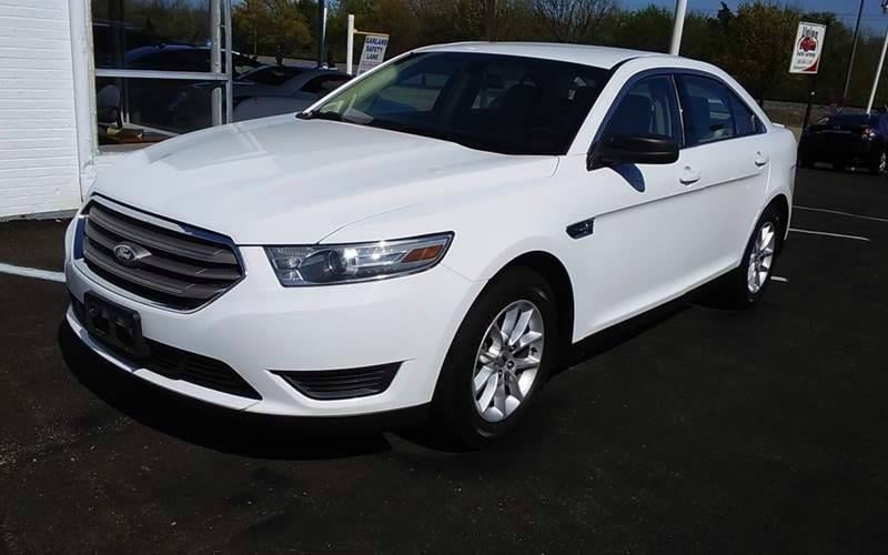 2013 Ford Taurus SE's photo