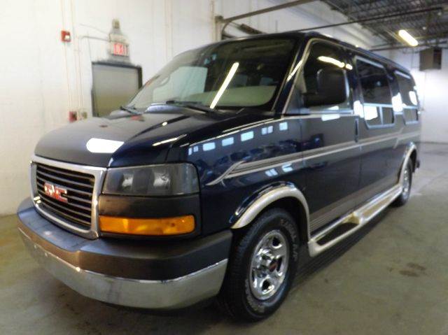 2005 GMC Savana for sale at SAINT CHARLES MOTORCARS in Saint Charles IL