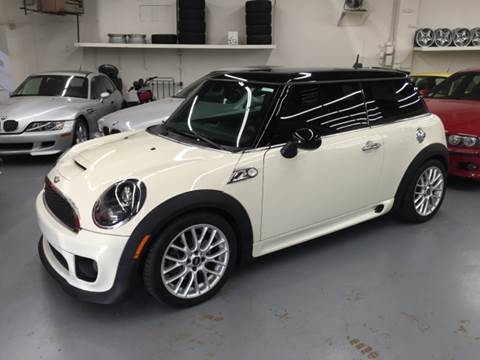 2011 MINI Cooper for sale at AVAZI AUTO GROUP LLC in Gaithersburg MD