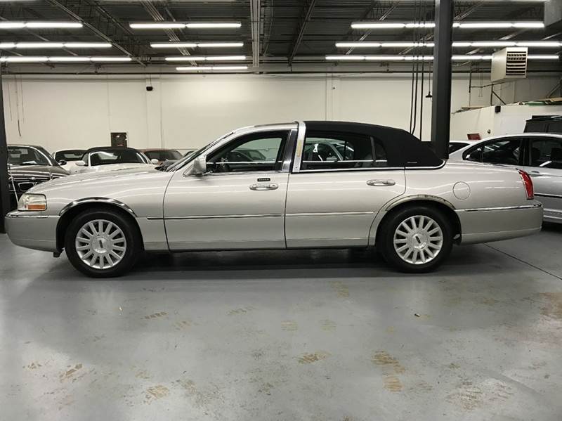 2004 Lincoln Town Car for sale at AVAZI AUTO GROUP LLC in Gaithersburg MD