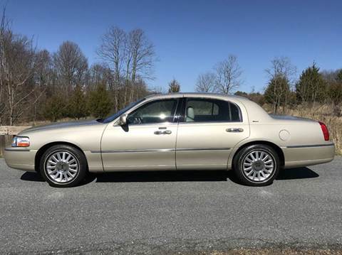 2004 Lincoln Town Car for sale at AVAZI AUTO GROUP LLC in Gaithersburg MD