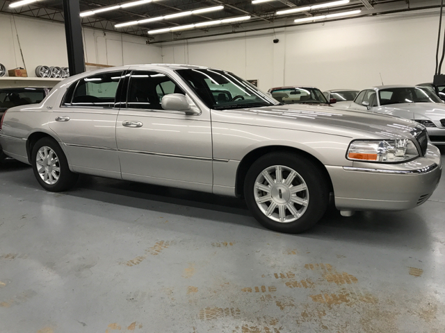 2010 Lincoln Town Car for sale at AVAZI AUTO GROUP LLC in Gaithersburg MD