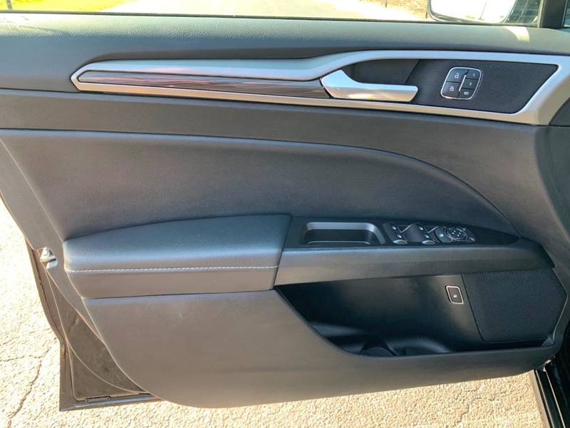 2017 Ford Fusion Energi SE Luxury (image 9)