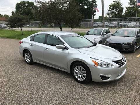 2015 Nissan Altima for sale at GLOBAL AUTO USA in Saint Paul MN