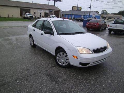 2005 Ford Focus for sale at VICTORY LANE AUTO SALES in Port Richey FL