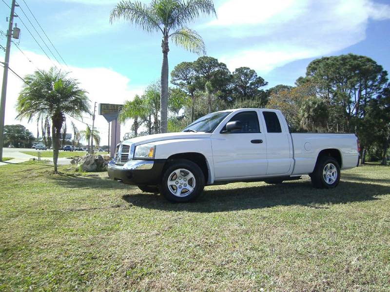 2005 Dodge Dakota for sale at VICTORY LANE AUTO SALES in Port Richey FL