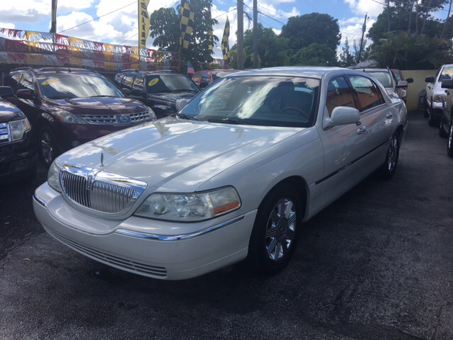 2004 Lincoln Town Car for sale at Versalles Auto Sales in Hialeah FL