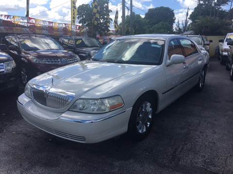 2004 Lincoln Town Car for sale at Versalles Auto Sales in Hialeah FL